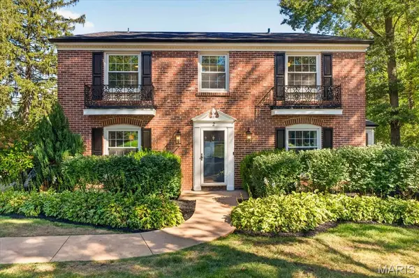 2 Woodoaks Trail, Ladue, MO 63124