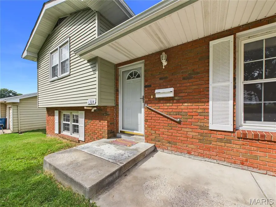 1304 1st St, Scott City, MO 63780 - #3