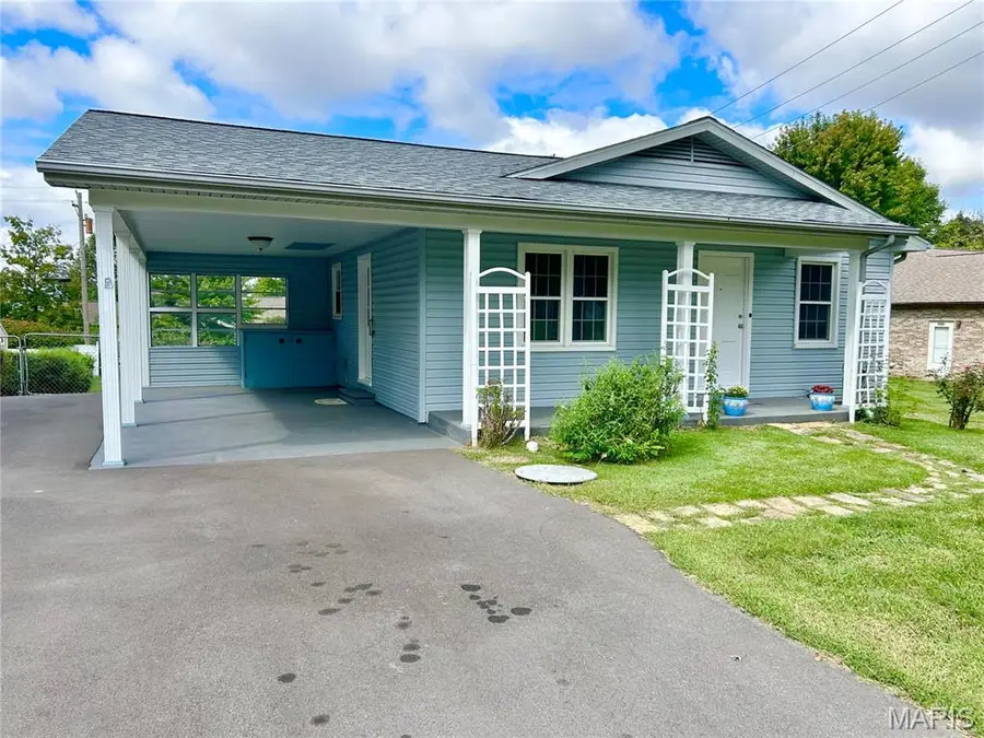 513 N Moore Street, Waterloo, IL 62298 - #3