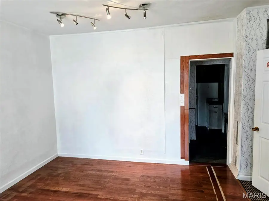 418 E Elm Street, Gillespie, IL 62033 - #3