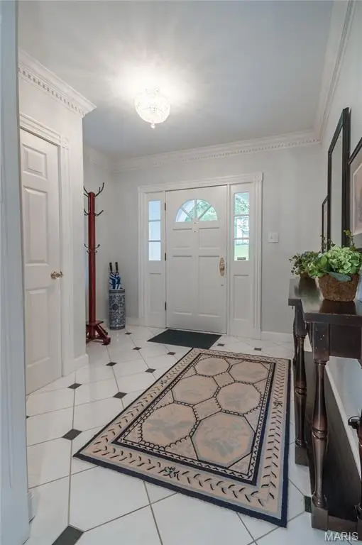 8 Granada Way, Ladue, MO 63124 - #2