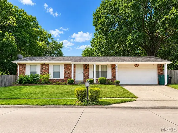 2 Smoke Tree Drive, Fenton, MO 63026