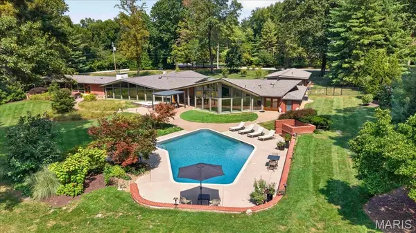 1300 Log Cabin Lane, Ladue, MO 63124