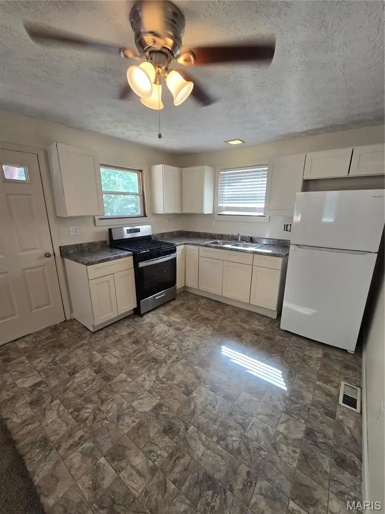 419 S Jefferson Avenue, Collinsville, IL 62234 - #3