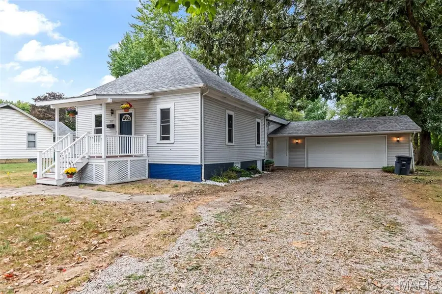 517 E Columbia Street, Litchfield, IL 62056 - #2
