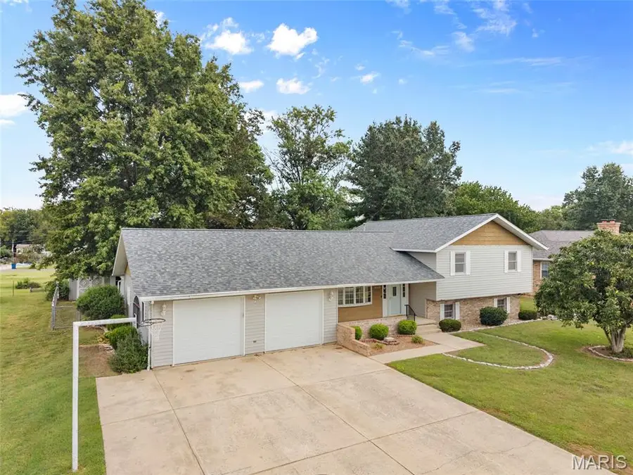 1005 E Henry Street, Staunton, IL 62088 - #2