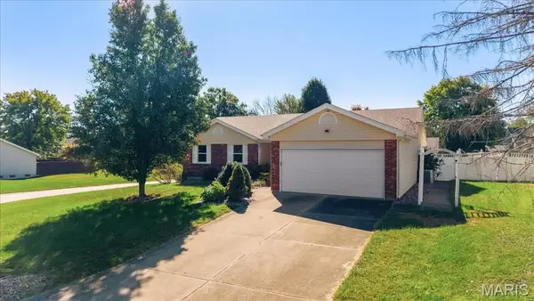 935 W Weybridge Court, St Charles, MO 63304