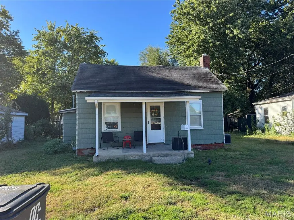 204 E Columbia Street, Litchfield, IL 62056 - #1