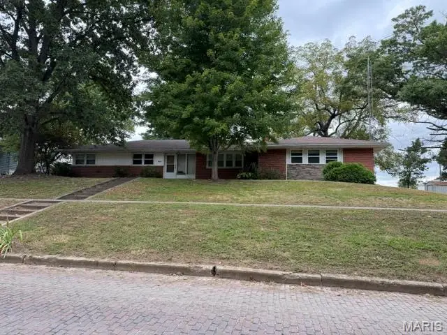 134 N Broad Street, Hillsboro, IL 62049 - #2