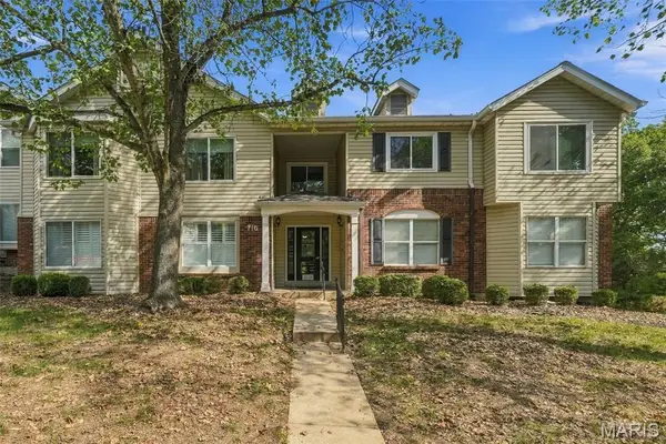 716 Woodside Trails Drive #204, Ballwin, MO 63021