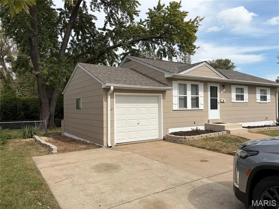 905 Delaird Drive, Bellefontaine Neighbors, MO 63137 - #2