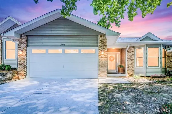 2902 Oakmont Drive #18B, St Charles, MO 63301