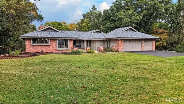 56 Chesterfield Lakes Road, Chesterfield, MO 63005