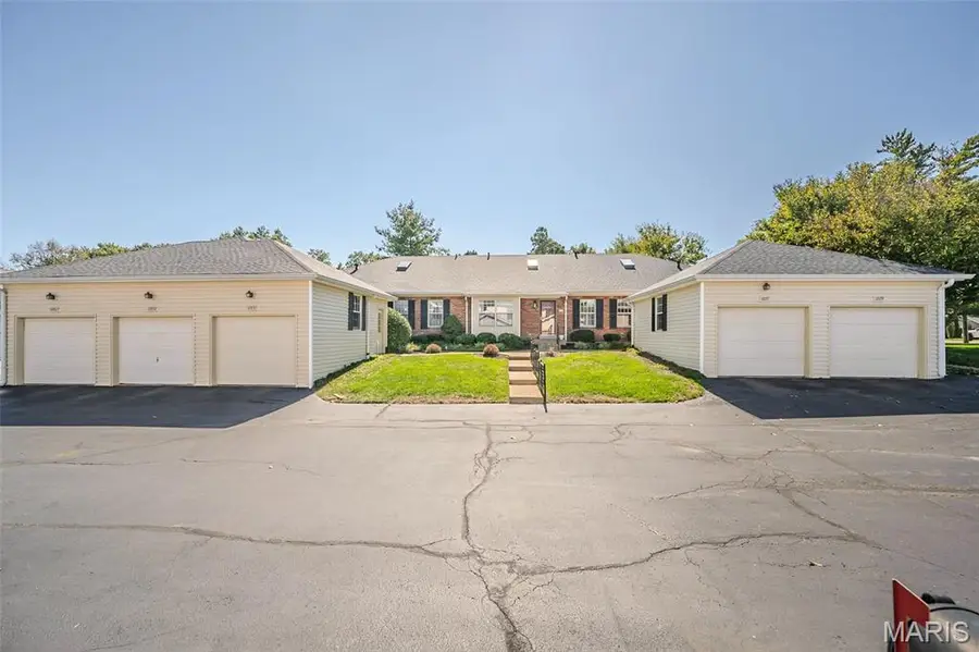 1077 Brooksgate Manor Drive, Saint Louis, MO 63122 - #2