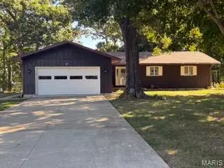 309 Lakewood Drive, Hillsboro, IL 62049