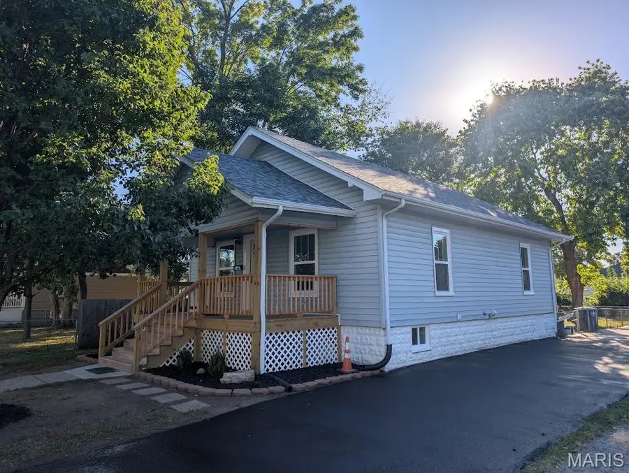 516 Leslie Avenue, Wood River, IL 62095 - #2