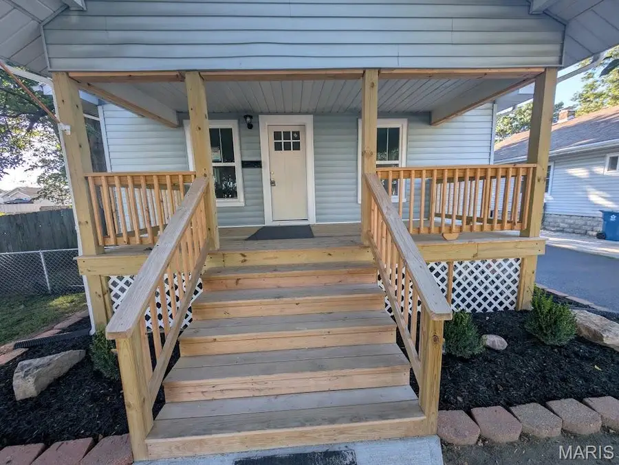 516 Leslie Avenue, Wood River, IL 62095 - #3