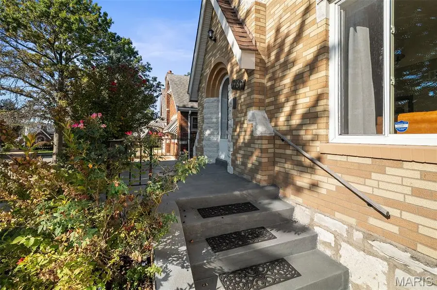 6989 Hillsland Avenue, Saint Louis, MO 63109 - #2