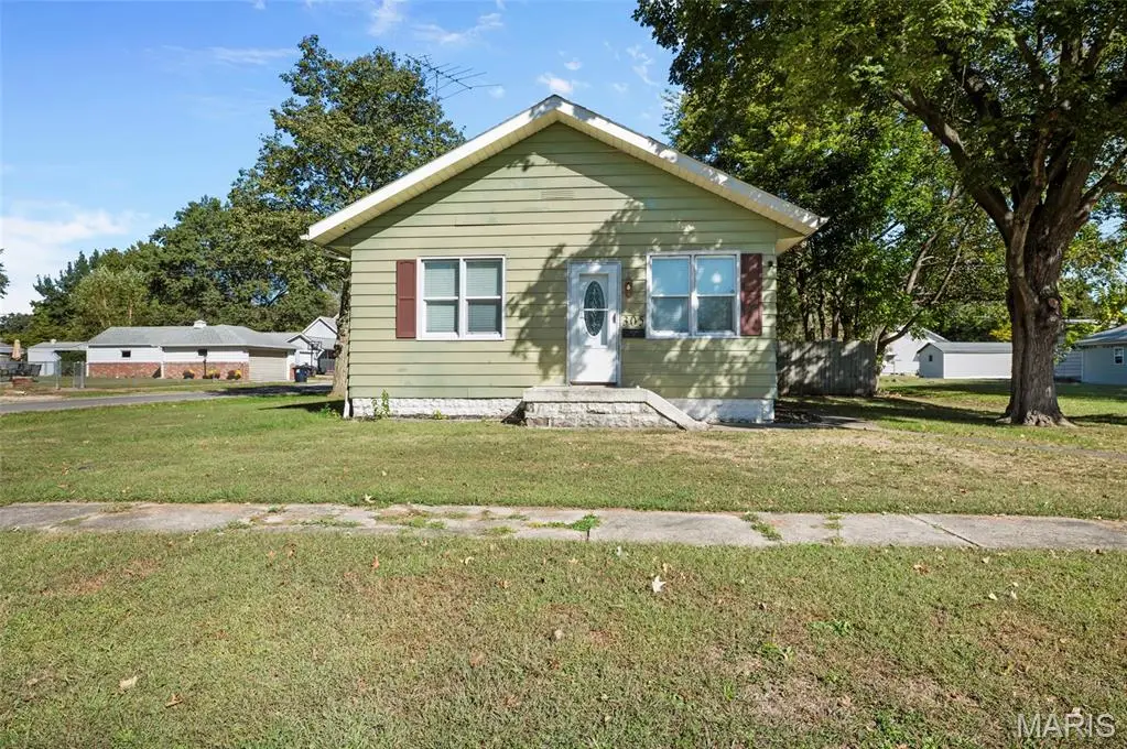 305 W Wilson Avenue, Gillespie, IL 62033 - #1
