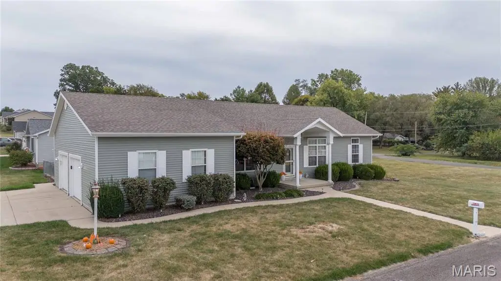 120 N Rock Island Avenue, Vandalia, IL 62471 - #1