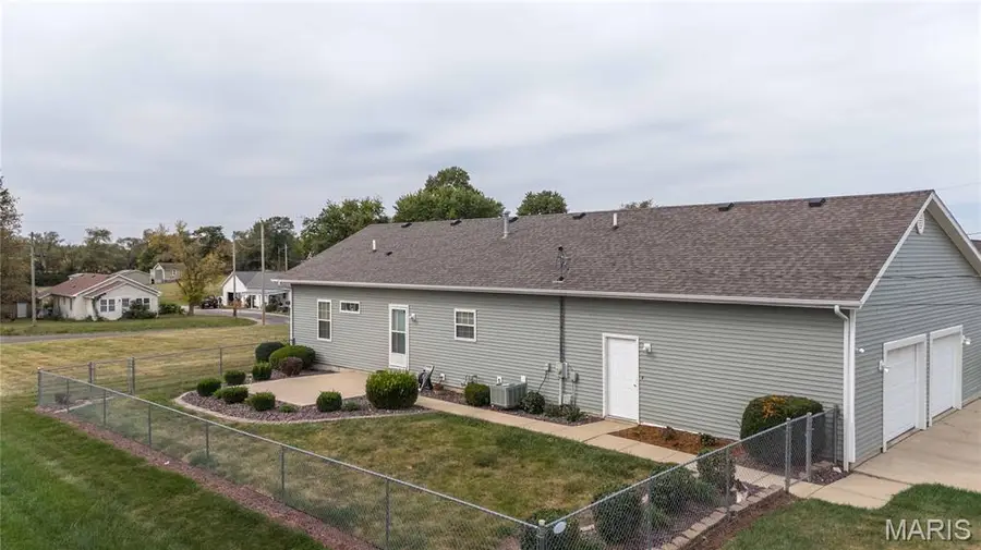 120 N Rock Island Avenue, Vandalia, IL 62471 - #2