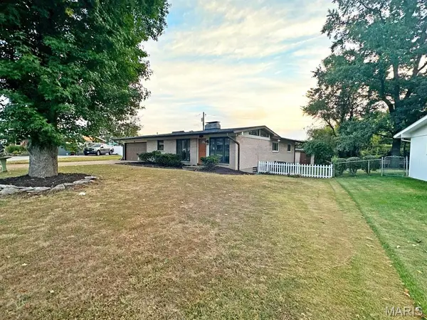 10214 Julius Northway, Sunset Hills, MO 63127