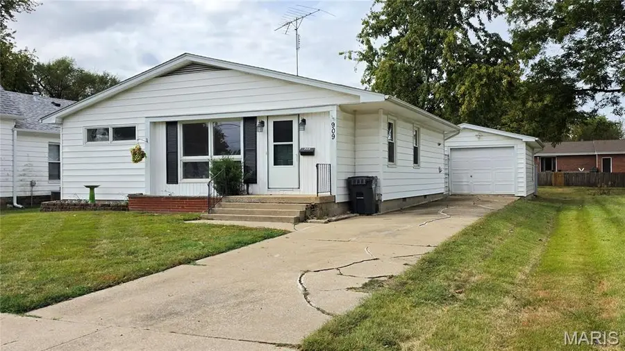 909 N Franklin Street, Litchfield, IL 62056 - #2
