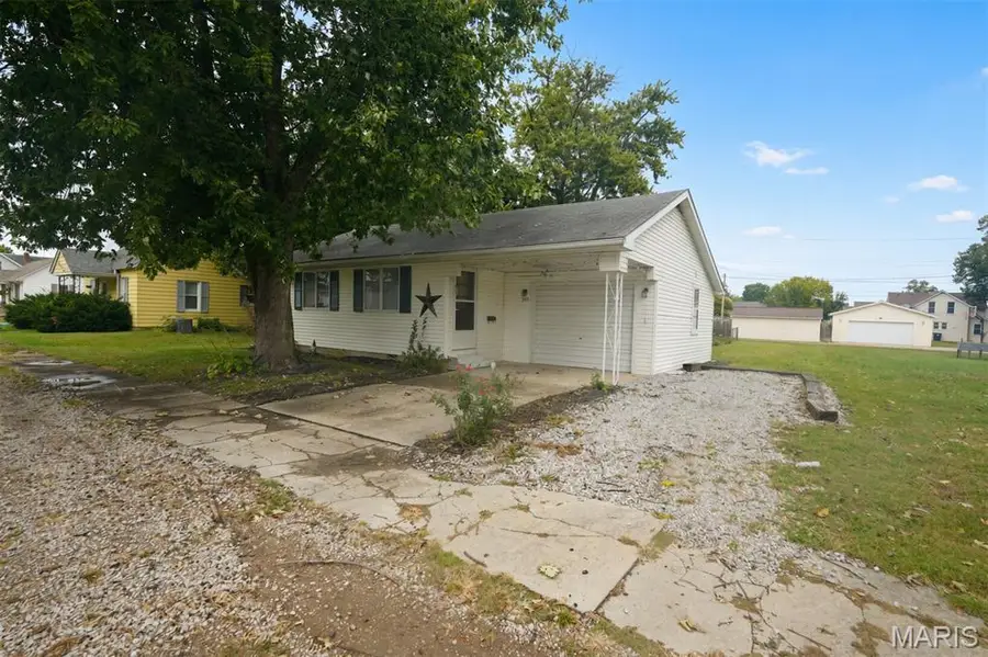 305 W 4th South Street, Mount Olive, IL 62069 - #2