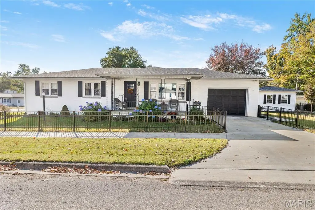 500 W Summer Street, Hillsboro, IL 62049 - #1