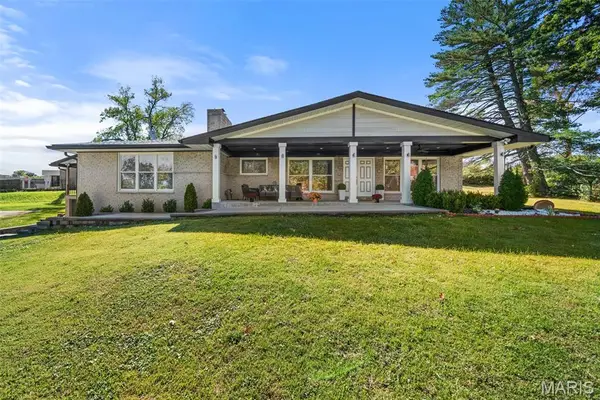 9443 Oakwood Manor Lane, St Louis, MO 63126