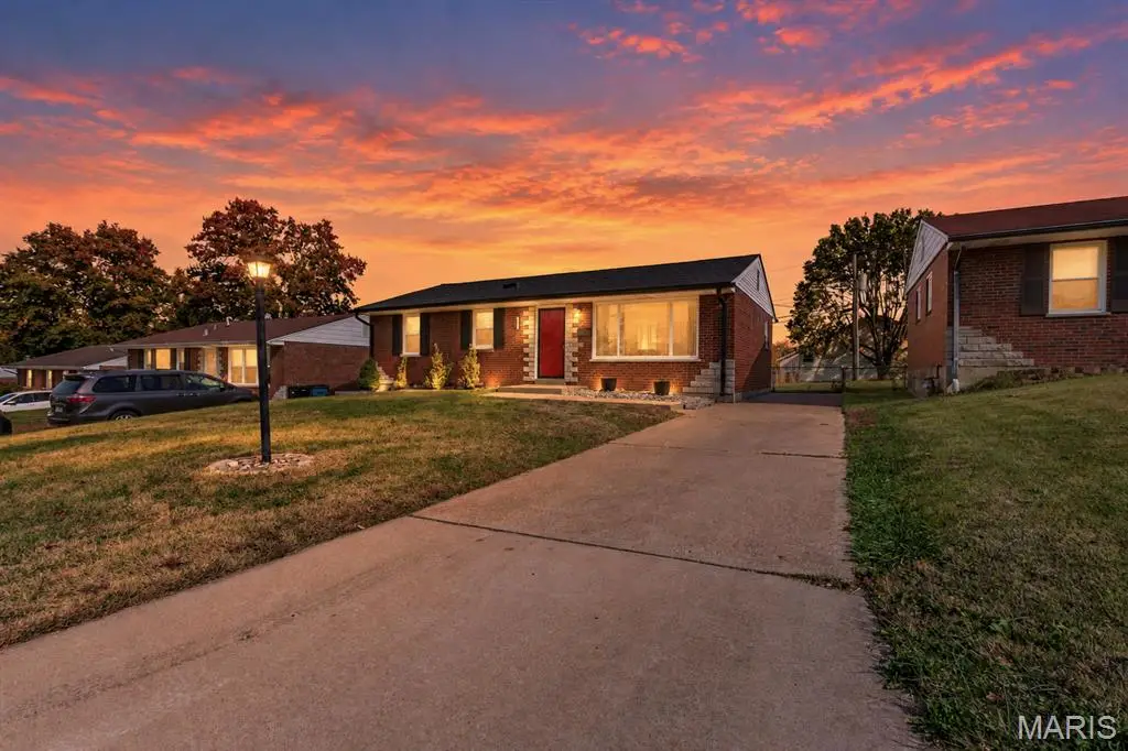 9810 Glenmont Drive, Saint Louis, MO 63123 - #1