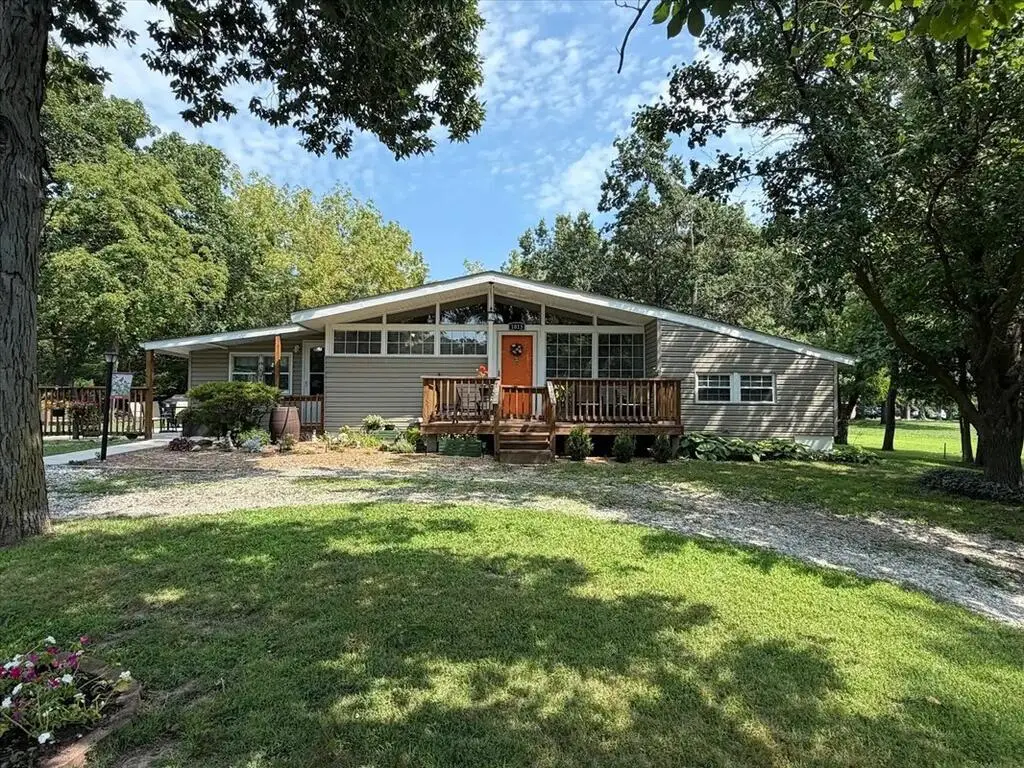 1015 W Bourke Street, Macon, MO 63552 - #1