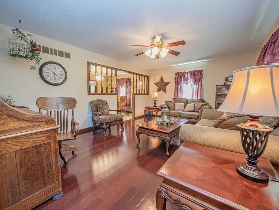 302 Circle Dr., Moberly, MO 65270 - #3
