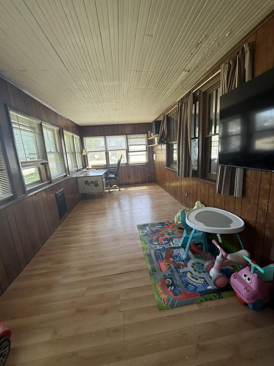 105 W Spruce St., Shelbina, MO 63468 - #3