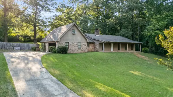 85 Lakeview Dr, Columbus, MS 39705