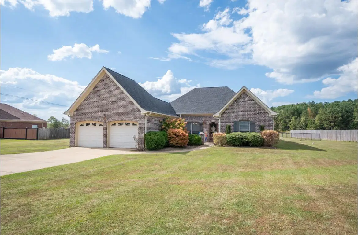 6061 Wolfe Rd, Columbus, MS 39705 - #1