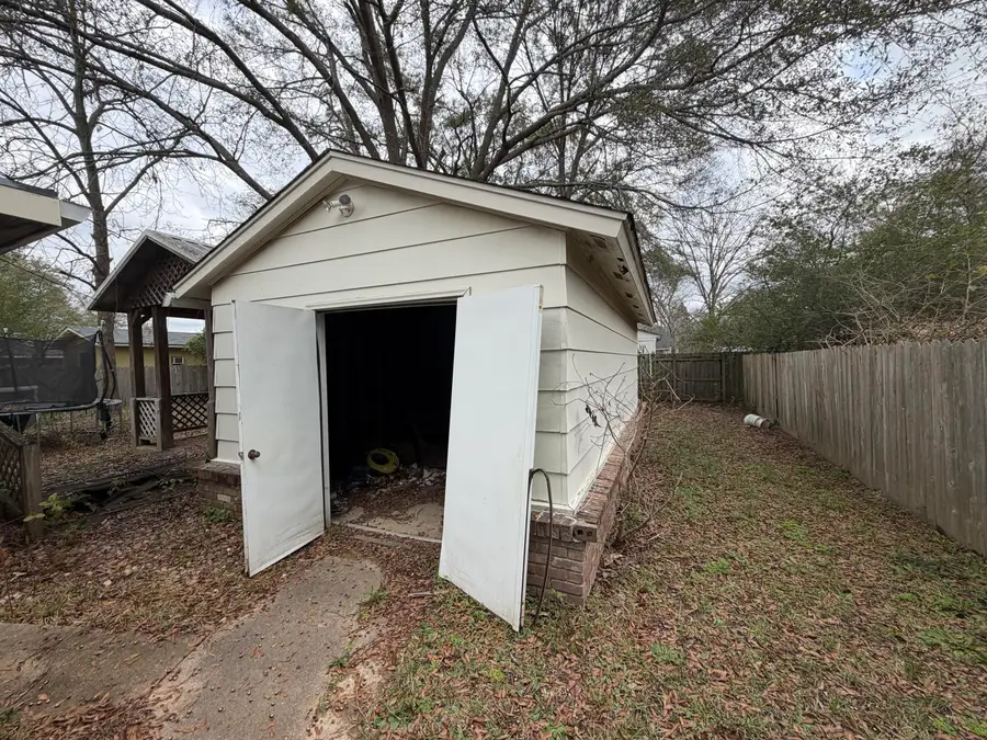 405 Springdale Dr, Columbus, MS 39702 - #3