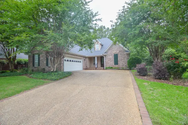 100 Huntington, Starkville, MS 39759