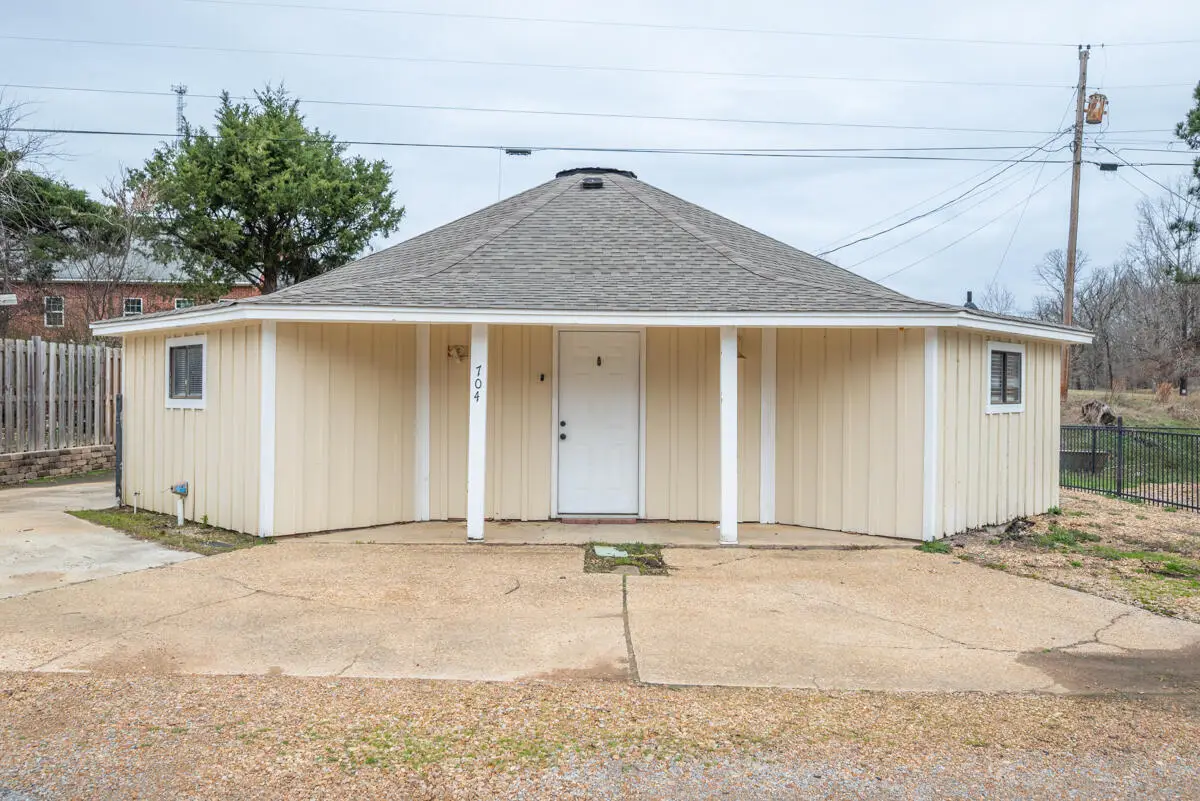 704 Roundhouse Rd, Starkville, MS 39759 - #1