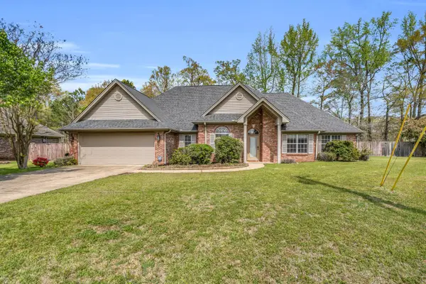 120 Acorn Dr, Columbus, MS 39705