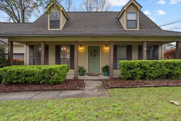 210 Pinehills Dr., Hattiesburg, MS 39402