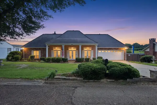 404 Oakbrook Cir, McComb, MS 39648