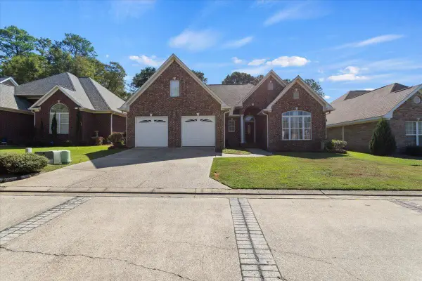 7 Twin Oaks Pl, Laurel, MS 39440