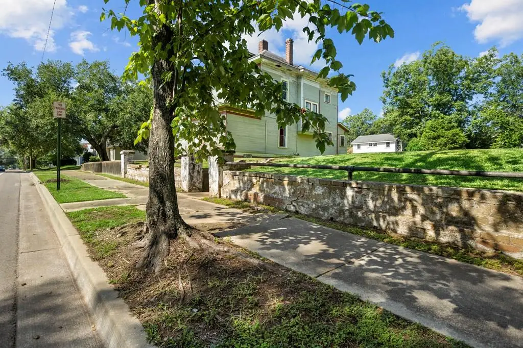852, 848 N 7th Ave, Laurel, MS 39440 - #1