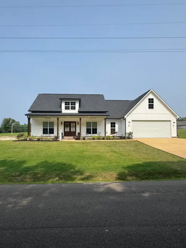 218 Robert Lee Dr., Booneville, MS 38829