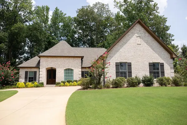 1004 Chateau Rounds, New Albany, MS 38652