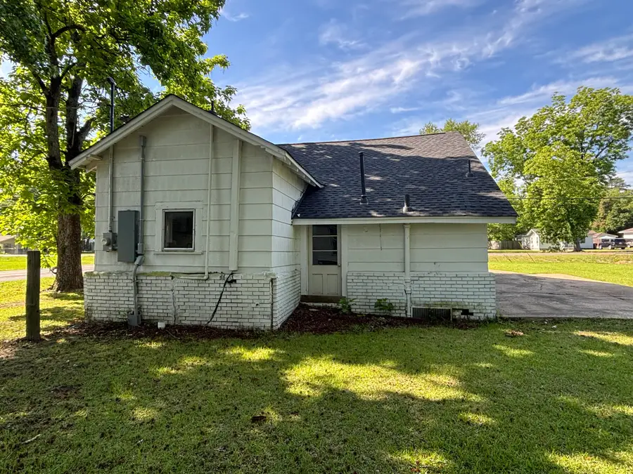 807 Bankhead Ave., Amory, MS 38821 - #3