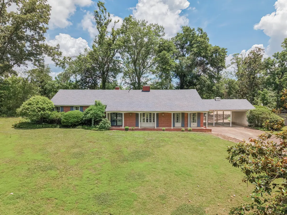 1916 Oak Ln., Corinth, MS 38834 - #1