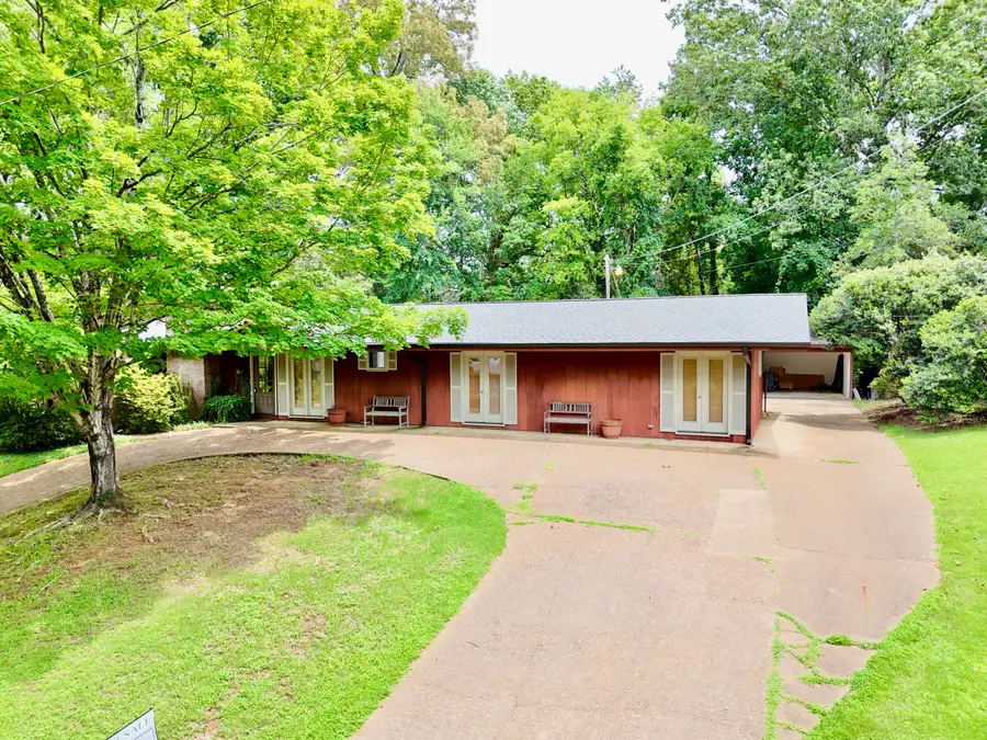 412 Pineridge Dr., New Albany, MS 38652 - #2