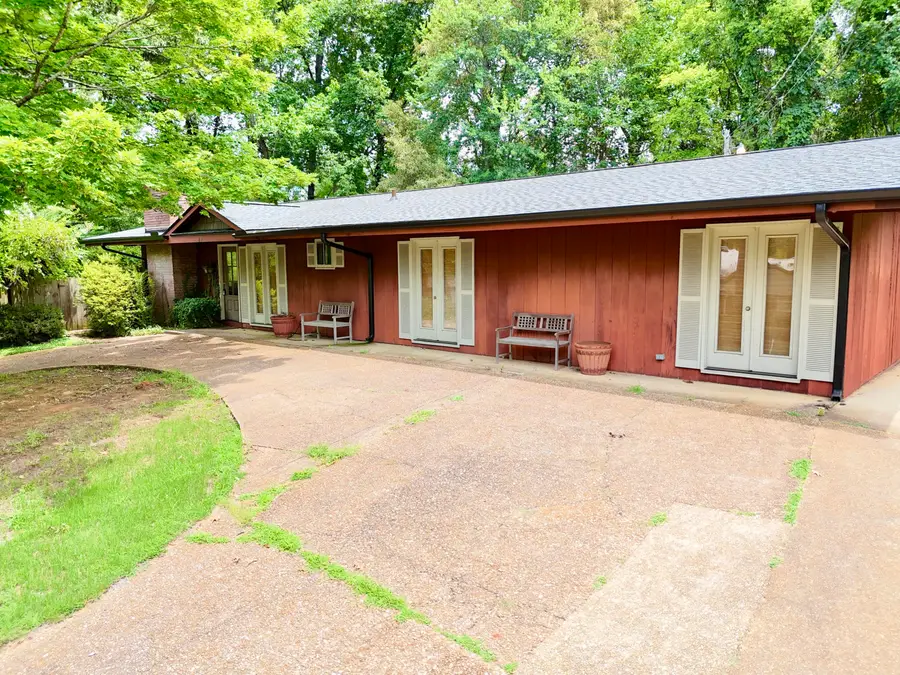 412 Pineridge Dr., New Albany, MS 38652 - #3